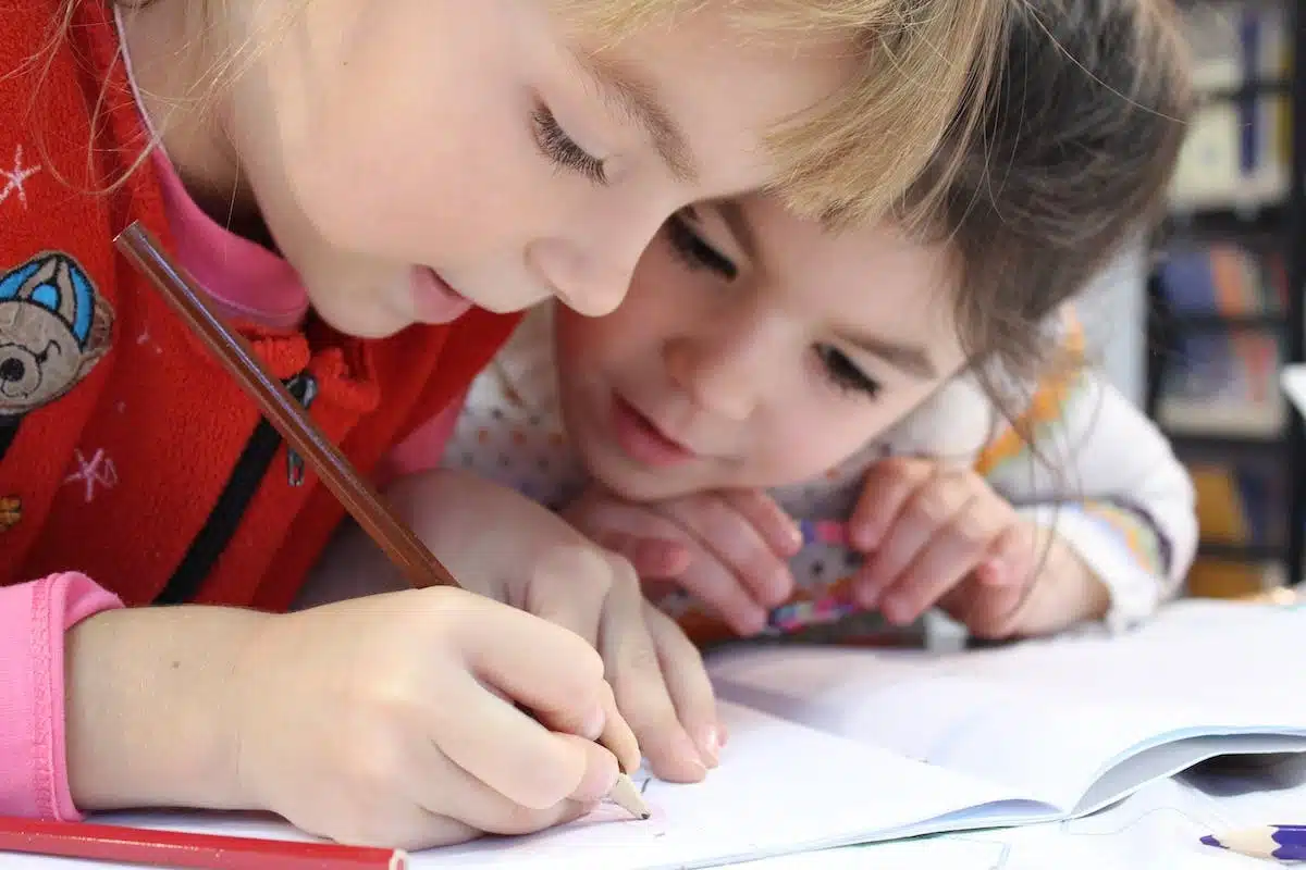 enfant  étudier