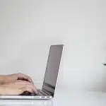 une personne utilisant un ordinateur