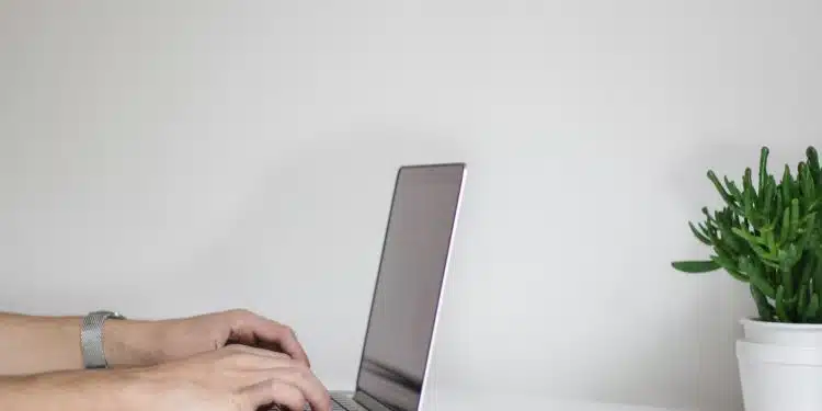 une personne utilisant un ordinateur