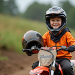 Garçon souriant sur une moto 50cc en pleine nature