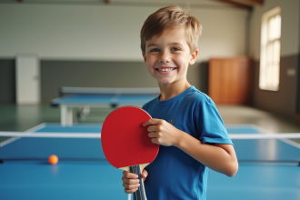 Jeune joueur débutant de pingpong tenant une raquette Tibhar souriant