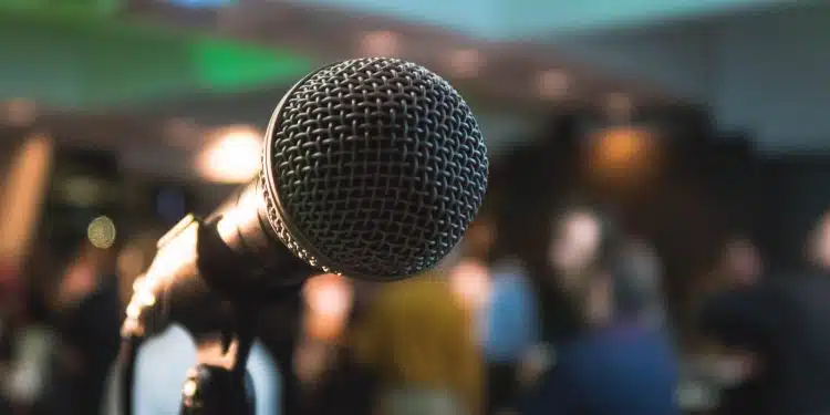 silver corded microphone in shallow focus photography