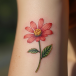 Détail d'un tatouage de fleur délicate sur l'avant bras